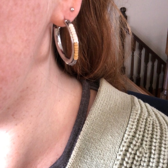 Neutral colours beaded hoop earrings - Picture 3 of 3